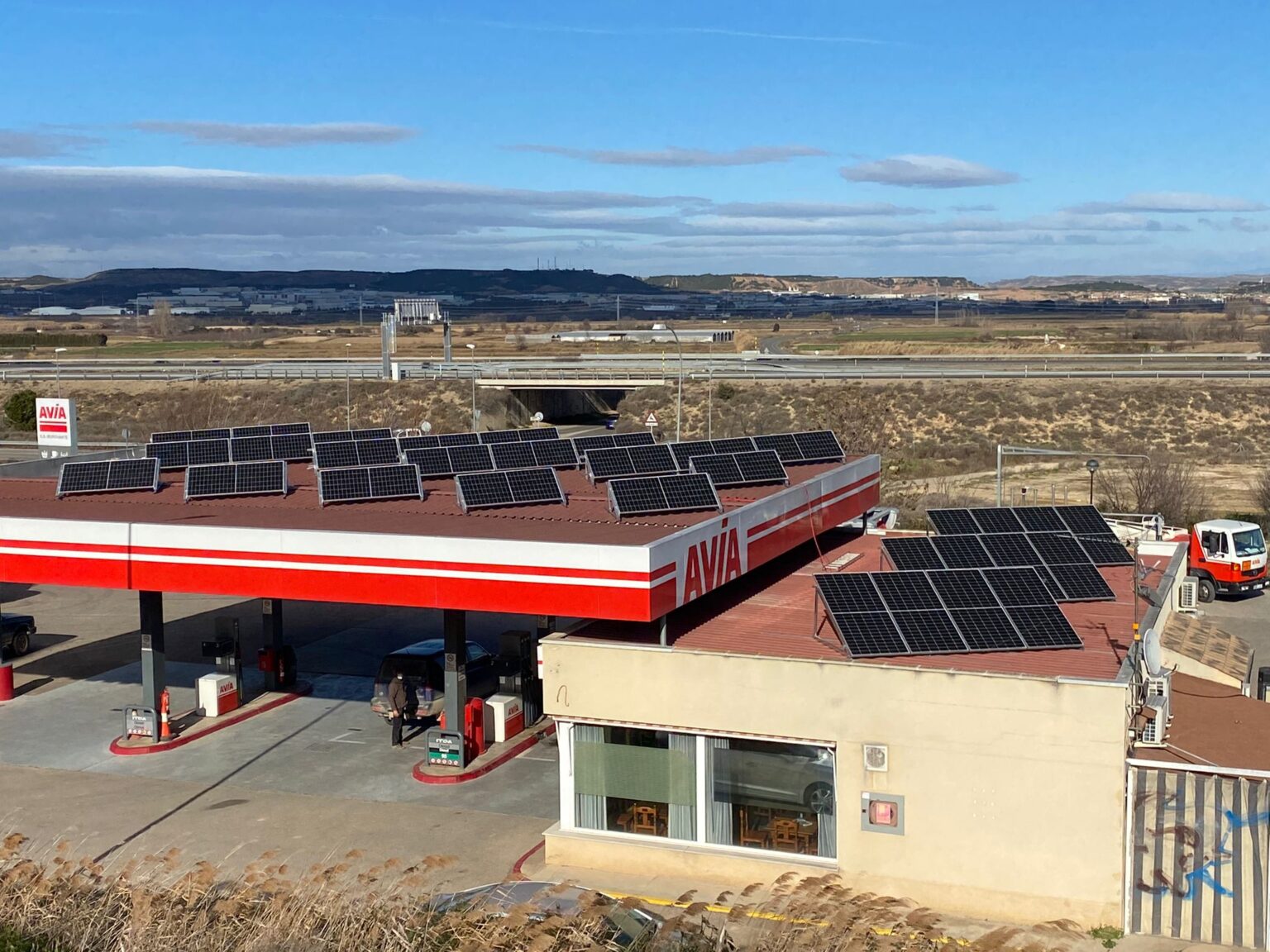 Instalación placas solares en tejados estación de servicio AVIA