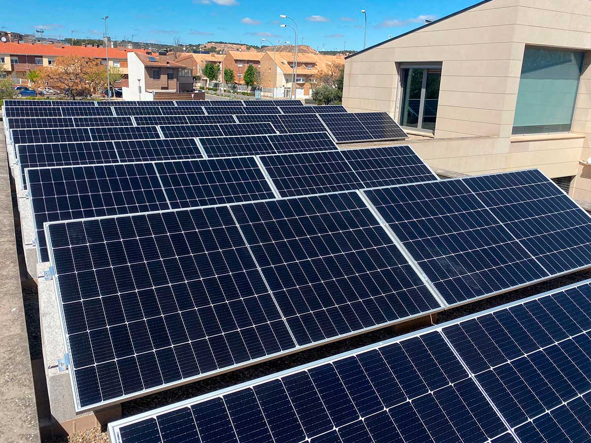 Instalación de paneles solares con baterías en Navarra