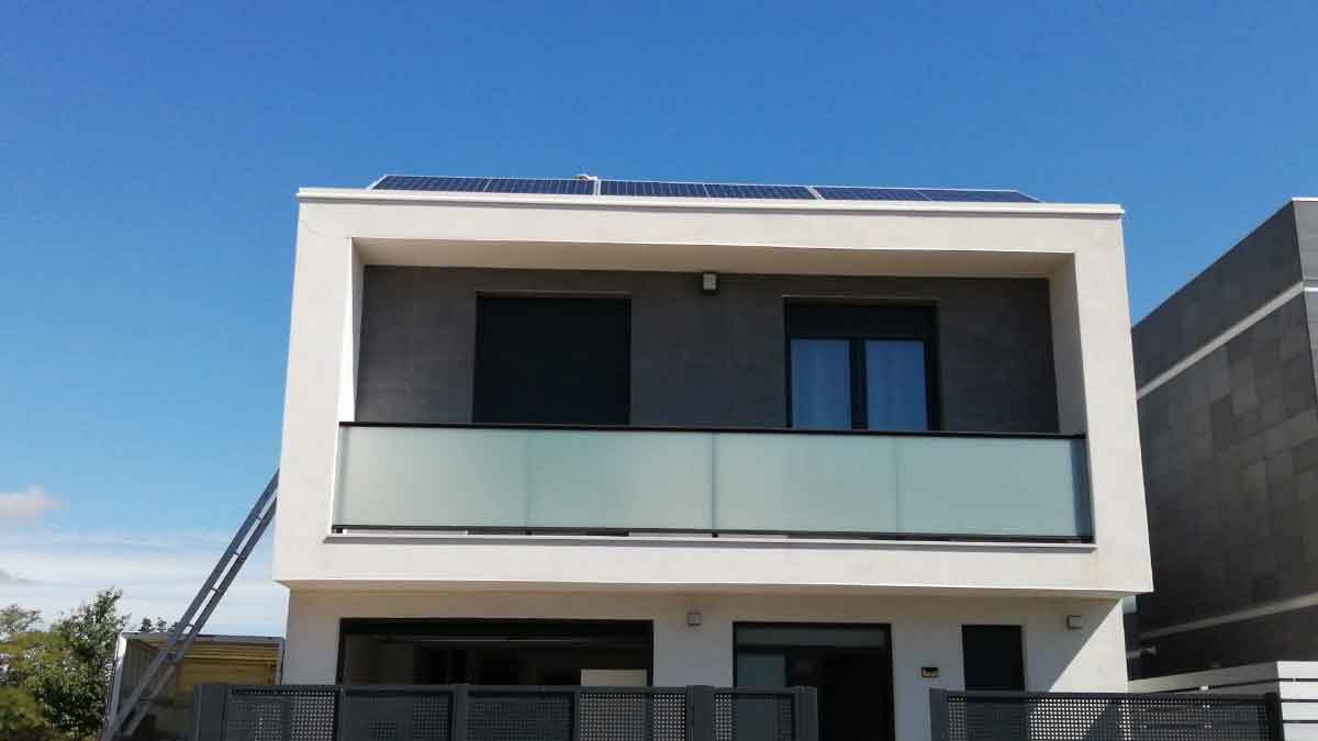 Instalación de placas solares en casa de Peralta