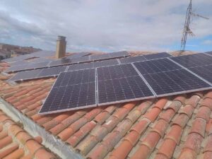 Instalación de placas solares en comunidad de vecinos de Navarra