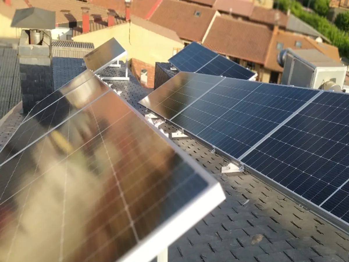 instalación de paneles solares en hoteles - Soria